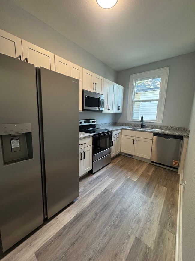 Building Photo - Charming 3-Bedroom Cottage With Modern Updates