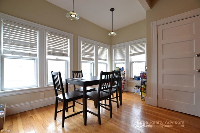 Building Photo - 3 br, 1 bath  - 34 Antwerp St # 2O