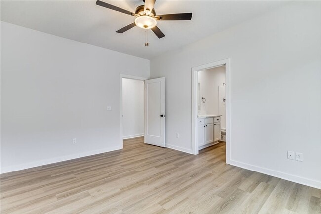 Foto del edificio - Beautiful Three Bedroom, Two Bathroom