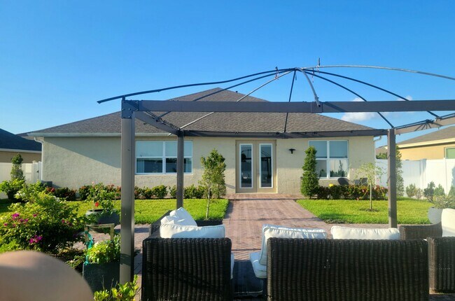 Building Photo - 4 bedroom 3 bathroom, 2055 square foot hom...