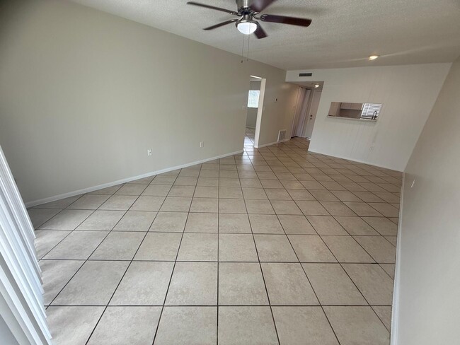 Building Photo - 809 W Lancaster Rd