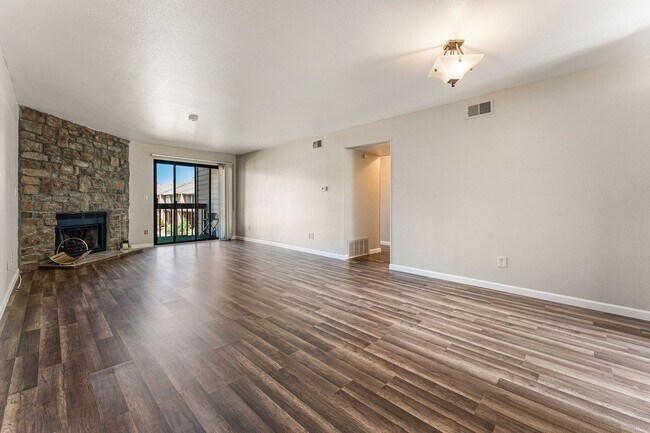 Foto del edificio - Renovated 2-Bed/2-Bath Condo in Tall Pines, Lakewood!