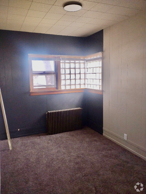 Building Photo - 208 2nd St S