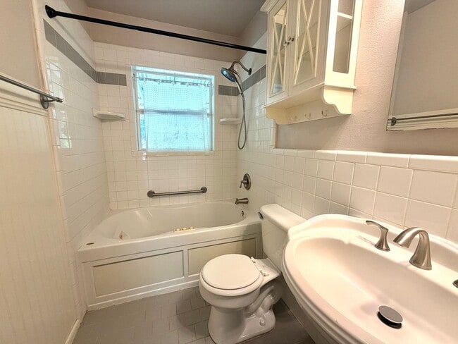 Building Photo - Beautifully Updated Home in Amazing Alamo Heights Area!