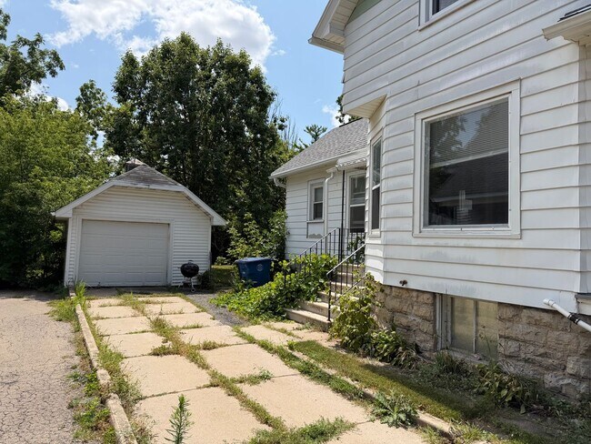 Foto del edificio - 4 Bedroom House in Oshkosh