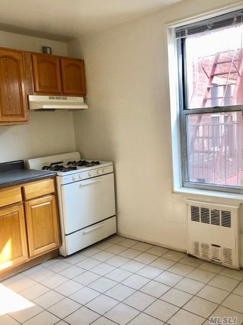 Foto del edificio - 144-30 Roosevelt Ave