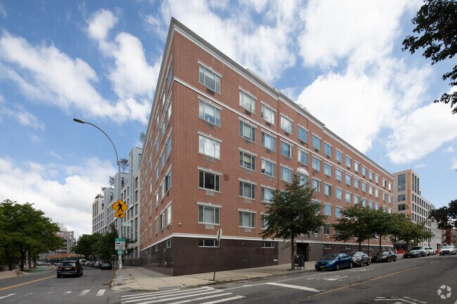 Building Photo - Hallets Cove