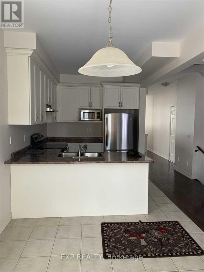 Building Photo - 10 Dufay Rd