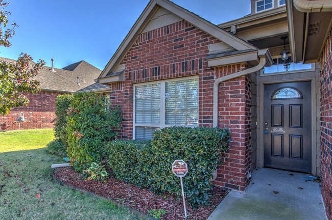 Building Photo - LARGE PRISTINE HOME IN OWASSO