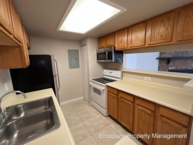 Building Photo - Gound level 3-bedroom 2 Bathroom Condo in ...