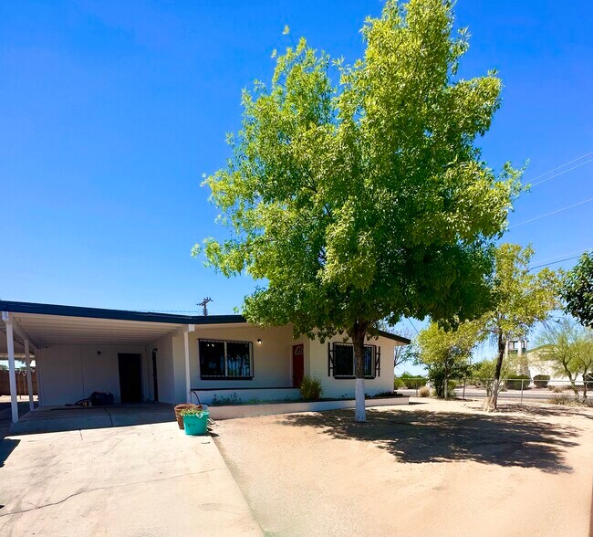 Building Photo - 551 W Corona Rd