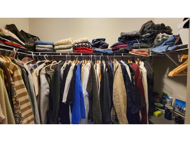 Building Photo - 15988-15926 26 Ave