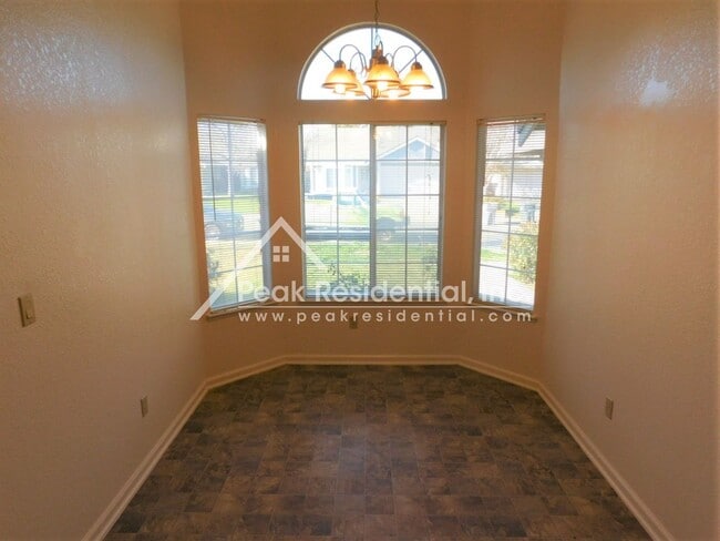 Foto del edificio - Spacious 3bd/2ba North Sacramento House wi...