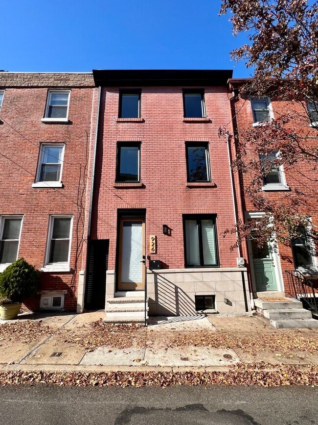 Building Photo - Luxurious 3-Bedroom Townhome With Rooftop ...