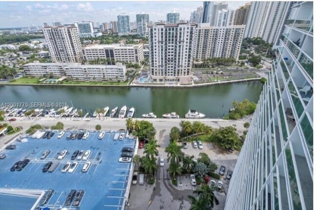 Foto del edificio - 100 Bayview Dr