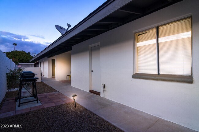 Building Photo - 530 W La Jolla Dr