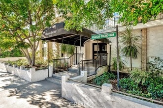 Building Photo - 5315 Zelzah Ave