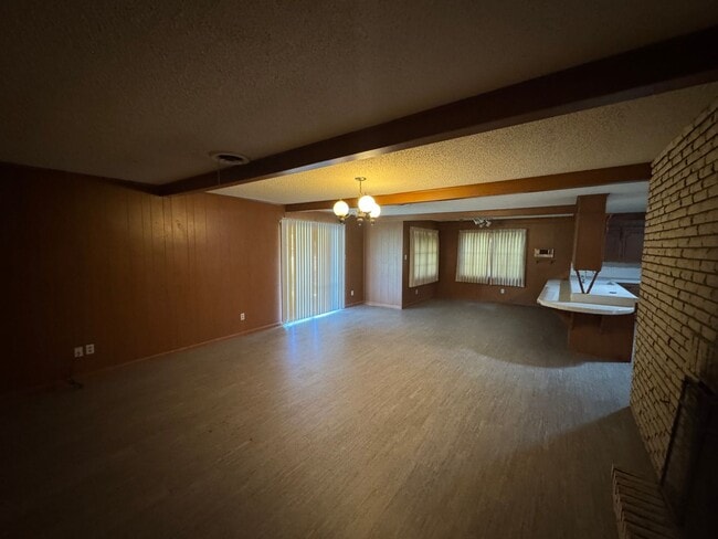 Building Photo - Spacious 3 bed, 3 bath home on corner lot!