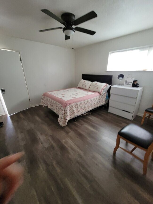 Foto del edificio - 4117-4119 E. White Ave