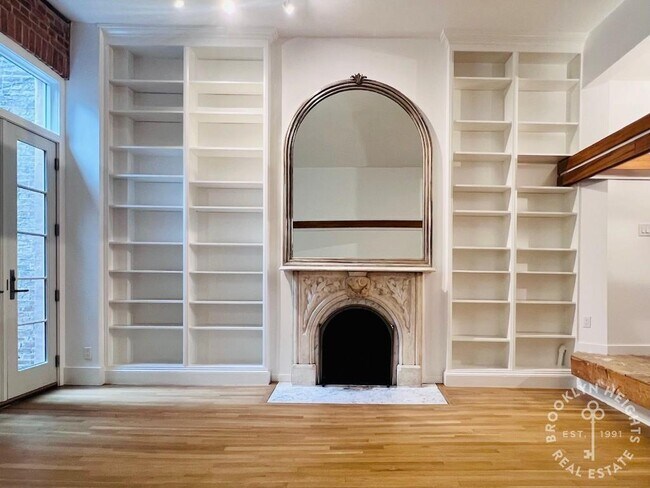 Building Photo - Classic Renovated 3+ Bedroom, 2 Bath Parlo...
