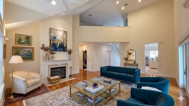 Building Photo - 910 W Roxbury Pkwy