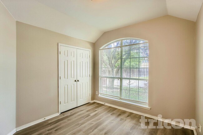 Foto del edificio - 2075 Crestlake Dr