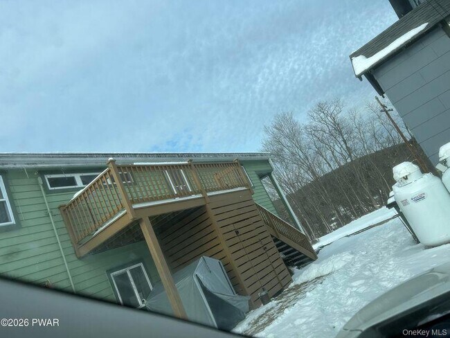 Foto del edificio - 100 Richardson Ave