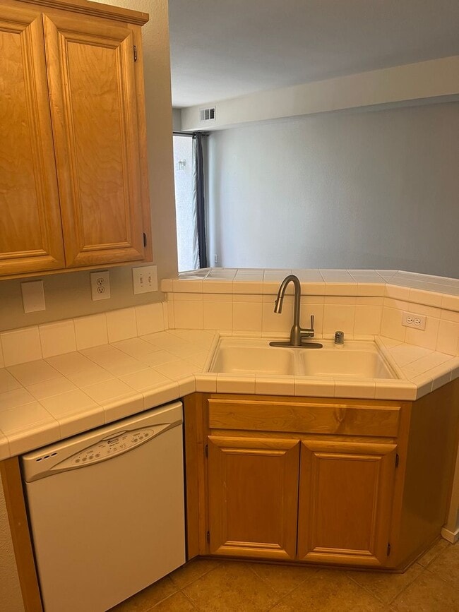 Building Photo - Modern Tri-Level Unit in Basking Ridge with High Ceilings, Spacious Primary Suite & Easy Hwy Access