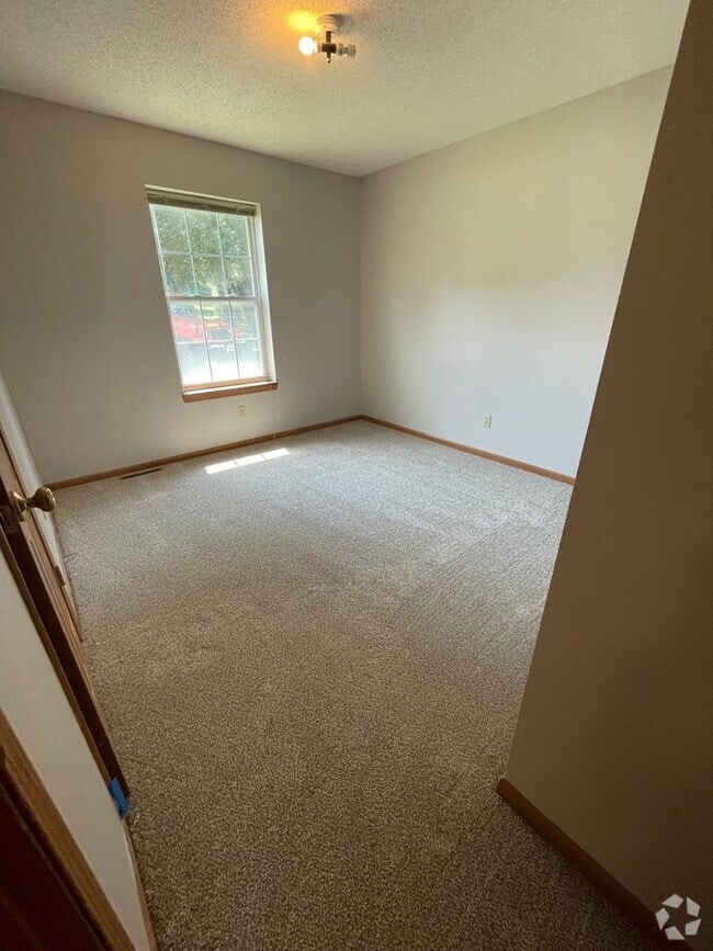 Building Photo - 1300 E Omaha Ct