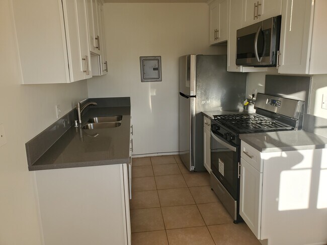 remodeled kitchen with SS appl - Derian Apartments
