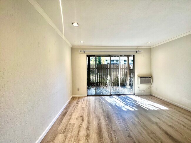 Building Photo - 2742 Oak Rd