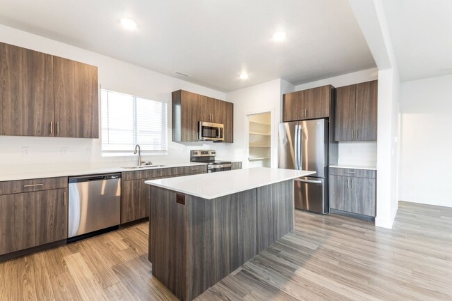 Building Photo - Modern 3 Bed, 2.5 Bath Home with Stainless...