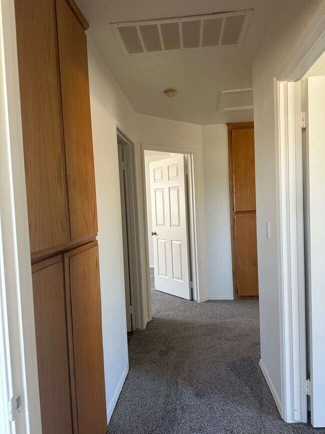 Foto del edificio - Riverbank Home Available NOW!!