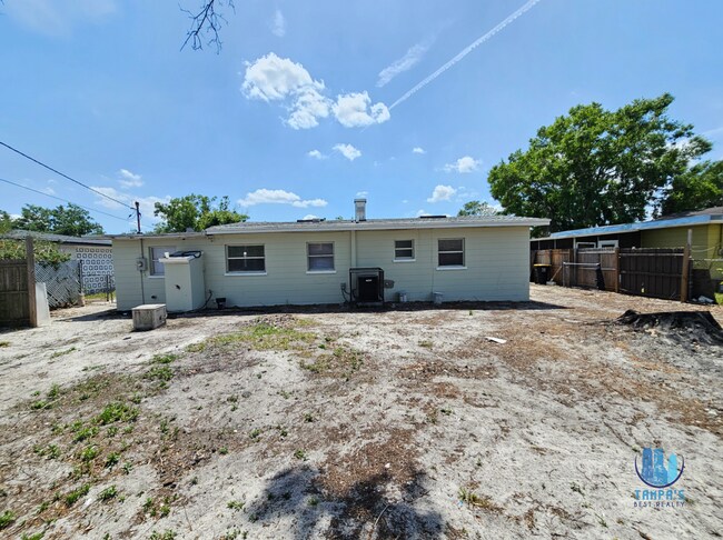 Building Photo - Spacious 3-bedroom, 1-bath ranch home in L...