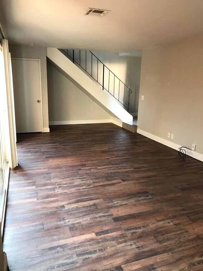 Building Photo - Gated, Quiet and Affordable 2BR/1BA in a Q...