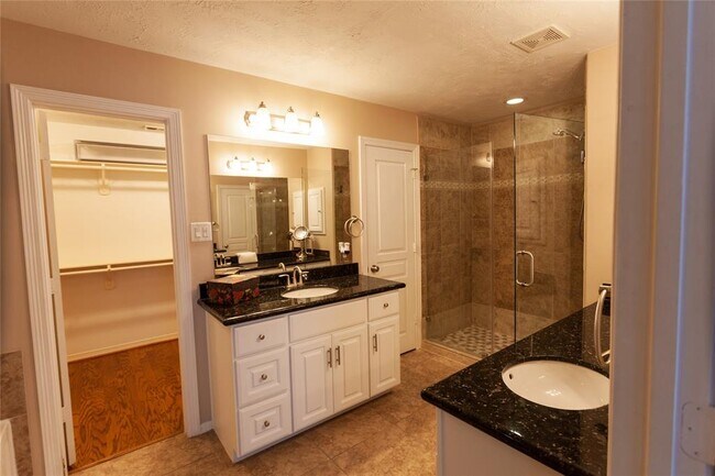 Foto del edificio - 3414 Skyline Village Dr