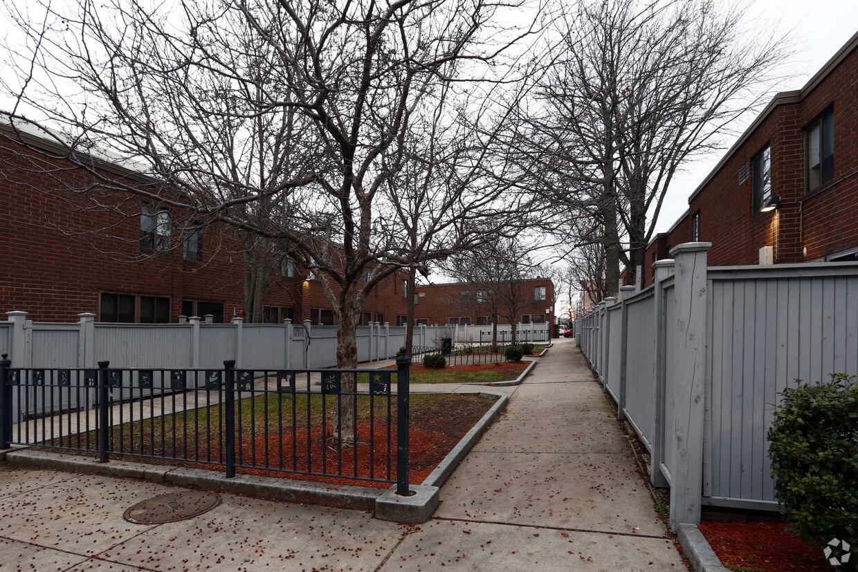 Building Photo - Heritage Apartments- Family