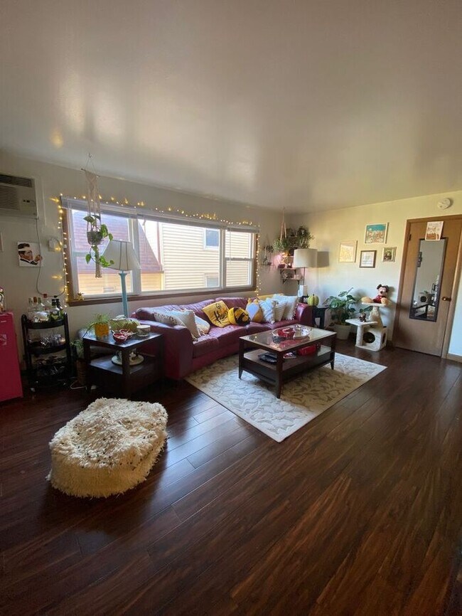 Foto del edificio - $1,300 | 2 Bedroom, 1 Bathroom Apartment |...