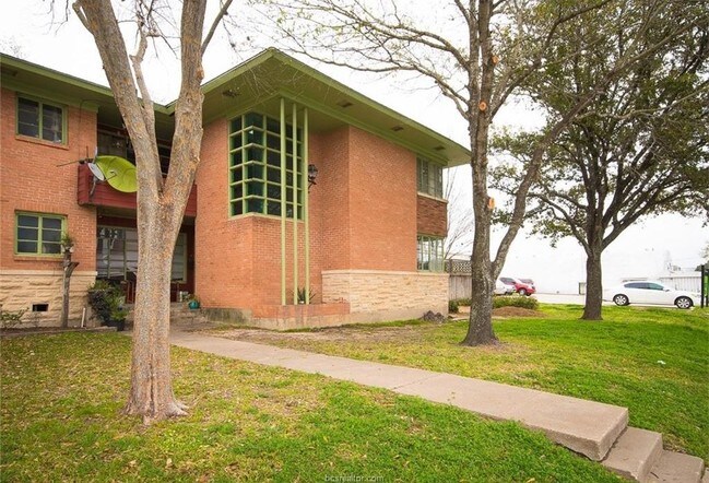 Building Photo - 2105 S College Ave
