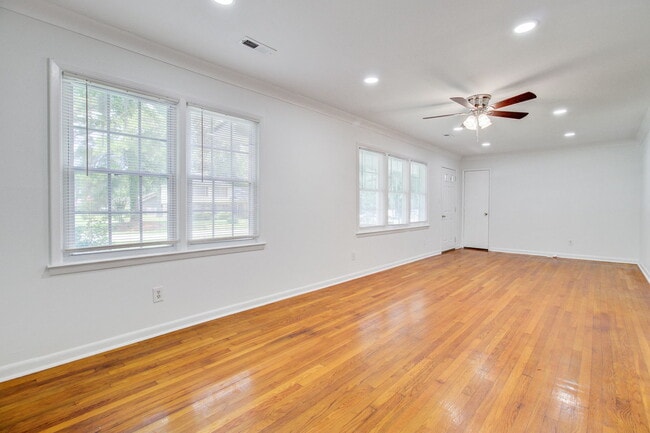 Photo - 816 E Estates Blvd House