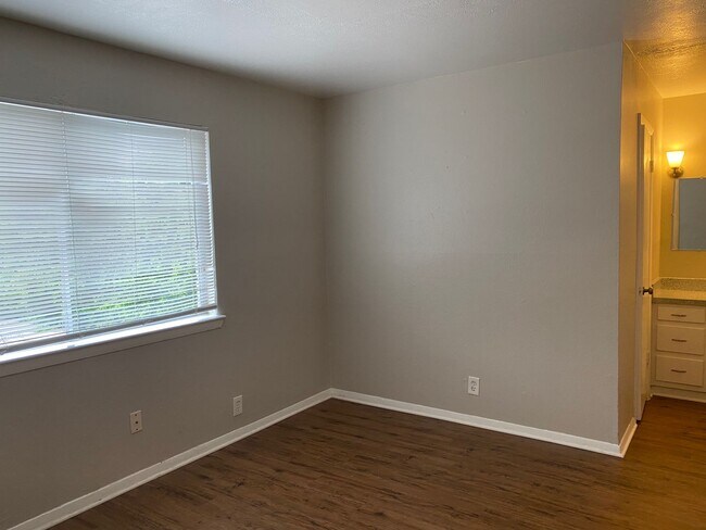 Interior Photo - Monarch Court