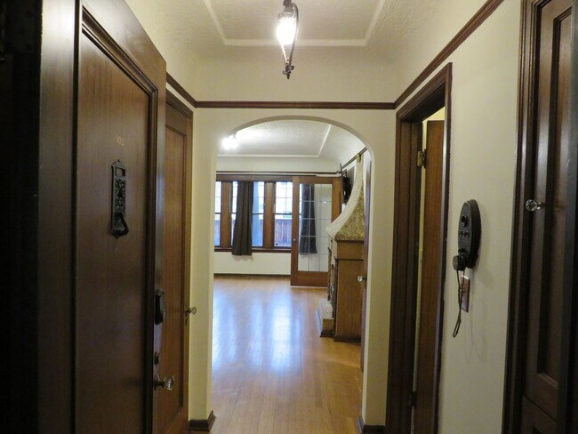 Building Photo - Capitol Hill Charming Studio!!