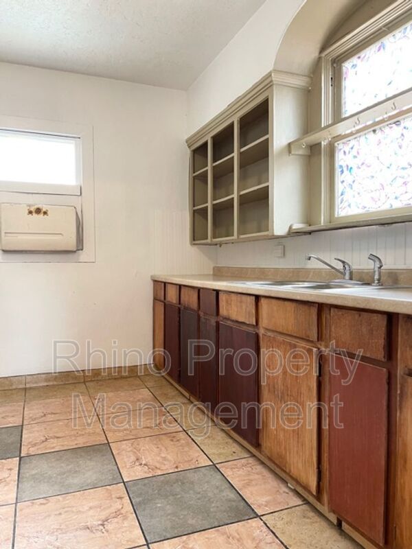 Building Photo - 341 Hubbard Ave S