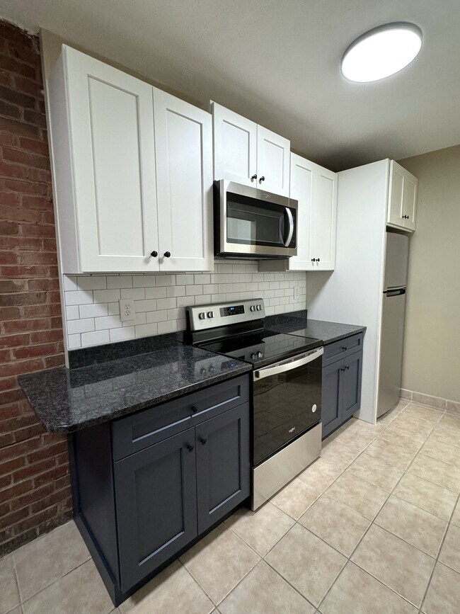Building Photo - 123 Elm St