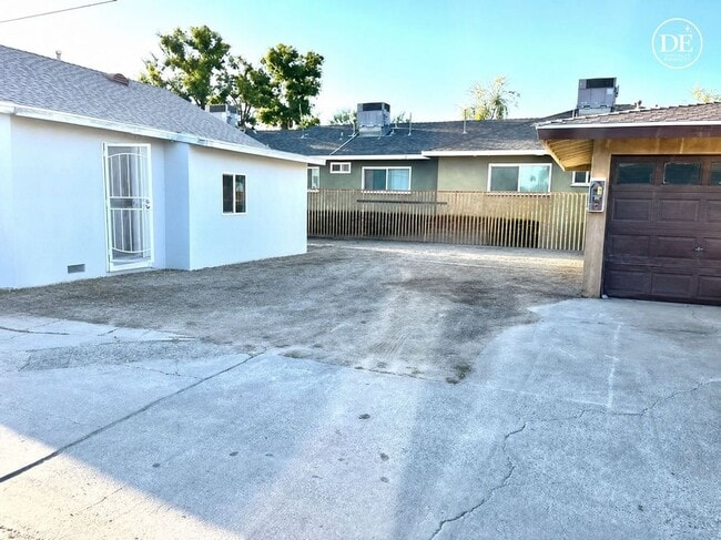 Building Photo - 7221 Garden Dr