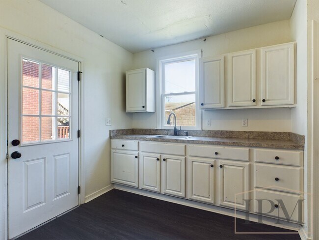 Foto del edificio - Coming Soon- Spacious Semi-Attached 3 Bedr...