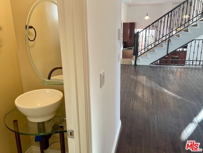 Foto del edificio - 5241 Colodny Dr