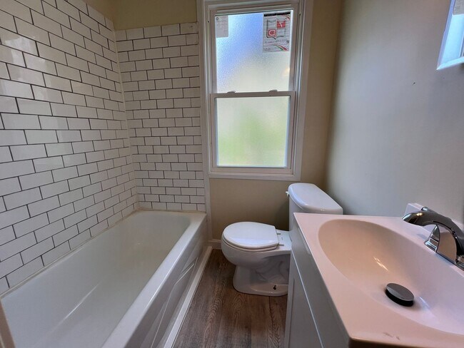 Building Photo - Charming 2-Bedroom Apartment in Castle Sha...