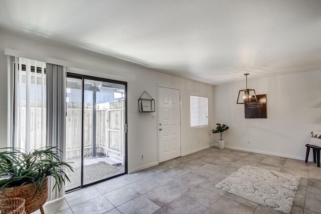 Building Photo - 286 W Palomino Dr