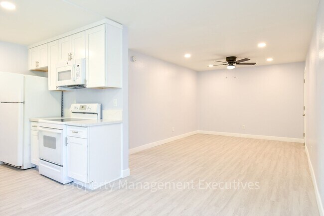 Building Photo - Remodeled 2 Bedroom, 1 Bath Apartment